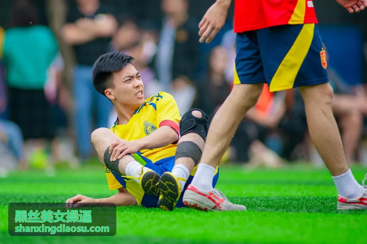 不同材质黑丝的魅力